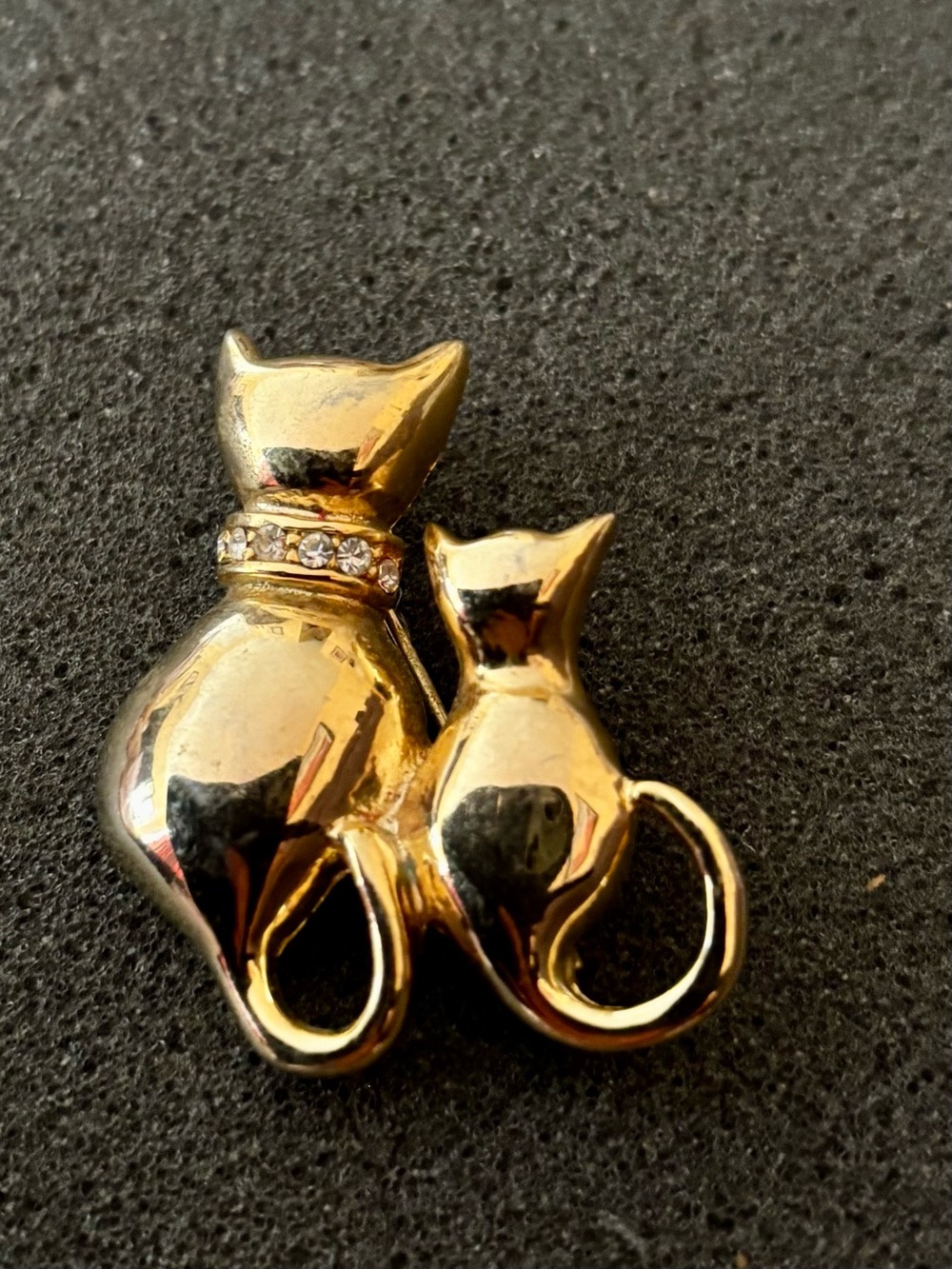 Gold Cat Pair Brooch Pin - Elegant Cat Silhouette Accessory